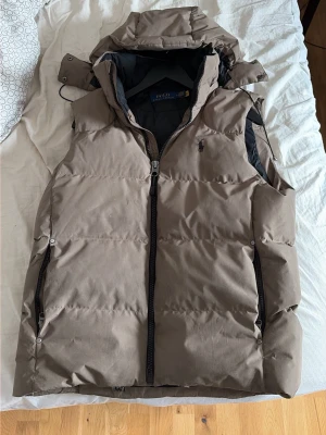 Grön ralph lauren väst  - Säljer en fet väst från ralph lauren storlek m bara skriva för fler frågor kan gå ner i pris vid snabbt köp