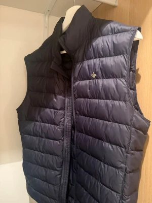 Morris väst! - Säljer nu min Morris väst som är helt ny, aldrig använd. Tveka inte på att höra av dig vid frågor! Pris går att diskutera.