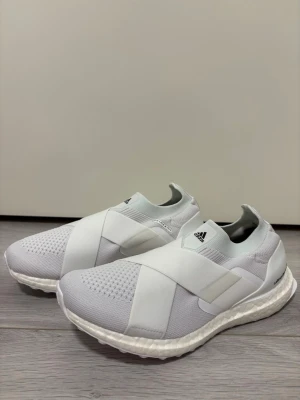 Adidas running shoes - ADIDAS ULTRABOOST SLIP-ON DNA Malli: GX5083 Koko: 37 1/3 Ovh: noin 200€  Menevät loistavasti vapaa-ajan kenkinä.  Postitus/nouto