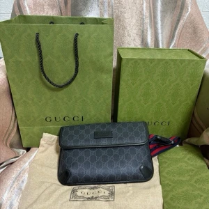 Gucci GG Supreme Belt Bag – Komplett med box & dustbag – Toppskick -  Säljer en Gucci GG Supreme Belt Bag i mycket fint skick, 100% äkta och med komplett set inklusive box, dustbag och shoppingpåse. Klassisk GG Supreme modell med röd/blå web-rem som sitter perfekt runt kroppen eller midjan. Sparsamt använd, inga större märken och allt funkar som det ska. Rymmer mobil, plånbok och nycklar utan problem. Riktig drip som höjer outfiten direkt oavsett om du kör tracksuit eller jacka. Seriösa köpare, pris kan diskuteras vid snabb affär.