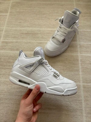 Jordan 4 Pure Money - Vita - Tjena! Säljer nu dessa Jordan 4s pure money. Används inte, och är i princip nya. Använda 3 gånger. Storlek 40,5 kan passa 41. Medföljer box  osv. Vid frågor kontakta gärna. Mvh