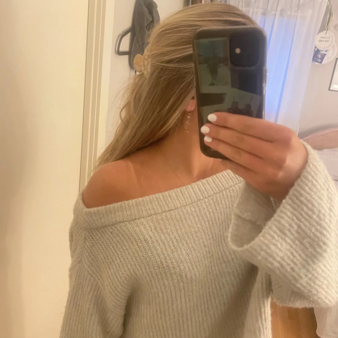 Ljusgrå/beige offshoulder stickad tröja