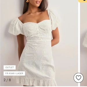 Vit kort klänning  - vit klänning från nelly, helt ny😍 perfekt till student 