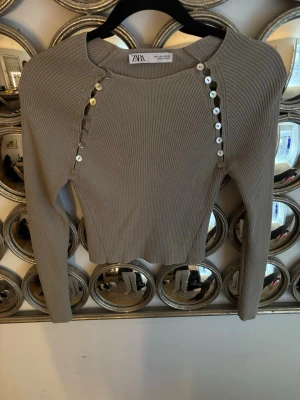 Beige ribbad tröja från Zara - Supersnygg och populär tröja från zara❣️❣️