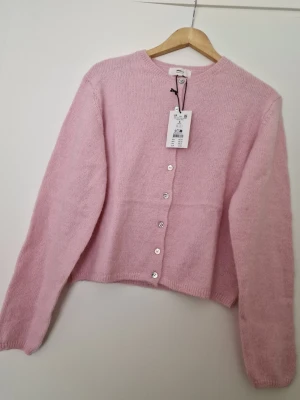 SÅLD - SÅLD! Rosa stickad kofta från Gina i storlek S. 