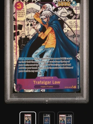 One Piece Trafalgar Law kort - Samlar- och spelkort från One Piece Card Game med Trafalgar Law från Heart Pirates. Kortet har färgstark design med blå, gul och svart färgskala och cool animekonst. Perfekt för dig som gillar manga, anime och strategispel.