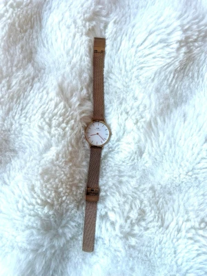 klocka från Daniel Wellington - Klocka från Daniel Wellington i guld färg