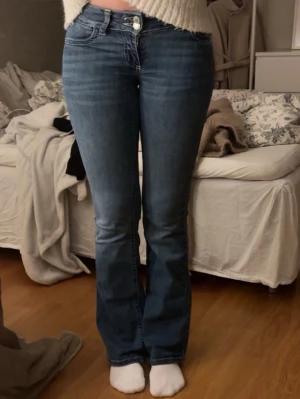 Jeans från Nelly - Superfina och jättebra skick men tyvärr är dom något för tajta för mig💞