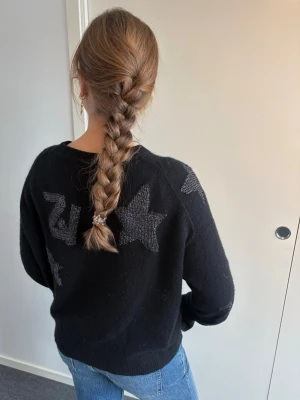 Zadig & Voltaire Cashmere Tröja - Zadig & Voltaire “Markus” stickad tröja i storlek S. 90% cashmere. mjuk och lyxig kvalitet ✨  Svart med glittriga stjärnor och ZV-logo.  Fint skick – inga hål eller maskor. Behöver endast lätt noppas (vanligt för cashmere).  Nypris ca 3 000–4 000 kr.  Säljes då den inte används.