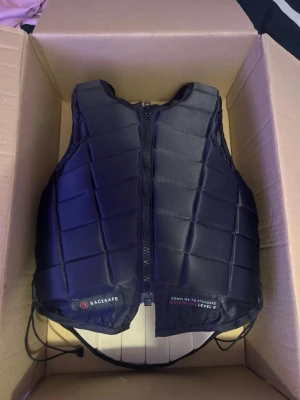 Racesafe väst - Racesafe väst i storlek Adult XS. Använd 1 gång. Original pris 3549kr. Finns även på vinted
