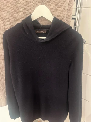 Oscar jacobsson stickad Hoodie - Hoodie från Oscar Jacobsson mycket kvalitativ i storlek M nypris runt 2000kr mycket bra skick inga konstigheter 