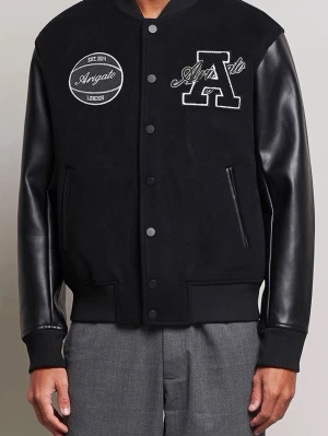 Axel Arigato varsity-jacka herr M svart  - Säljer en Axel Arigato Hudson varsityjacka i svart, storlek M. Jackan är använd 2–3 gånger och är i mycket fint skick. Inga fläckar, skador eller slitage.  Nypris: 2500-3000 kr 