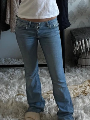 Låga jeans - Säkjer dessa skit snygga låga jeans, knappt använda så i väldigt bra skick!!🦋 Passar både XS och S