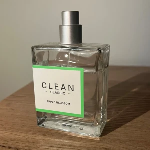 CLEAN Classic Apple Blossom parfym - Fräsch parfym från CLEAN i doften Apple Blossom. Tyvärr saknas korken. Se mängd på bilden. 