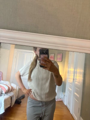 Silkes topp - Oanvänd tröja från MQ i materialet silke, jätte skön och väldigt festlig! 🥰