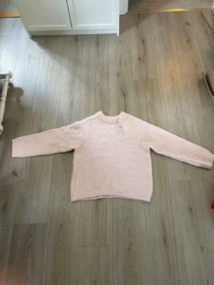 Ljusrosa stickad tröja Gina Tricot - Säljer en boxy stickad tröja från Gina Tricot i färgen ljusrosa. Tröjan har rund halsringning, långa ärmar och ribbade muddar. Den är lite större i storleken!