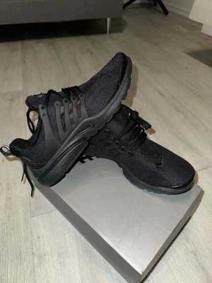 Svarta Nike Presto sneakers - Snygga helsvarta Nike Presto sneakers. Helt oanvända, splitternytt skick.
