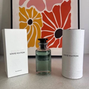 Louis Vuitton Imagination EdP 100ml - Lyxig parfym från Louis Vuitton, Imagination Eau de Parfum, i en elegant transparent glasflaska med svart lock. Flaskan rymmer 100 ml och kommer med originalförpackning och cylinderetui. Modern och stilren design som utstrålar exklusivitet.