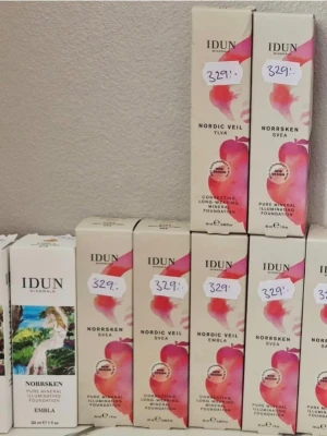 IDUN Minerals Foundations  - IDUN Minerals foundation i olika nyanser.  Finns i Nordic Veil Ylva, Norrsken Svea, Nordic Veil Embla och Norrsken Saga. låt mig veta vilken eller vilka du vill ha. Innehåller 26-30 ml Pris per styck 275  Leverans samma dag om du beställer under postens öppettider  Du kan hämta även (Svalöv)