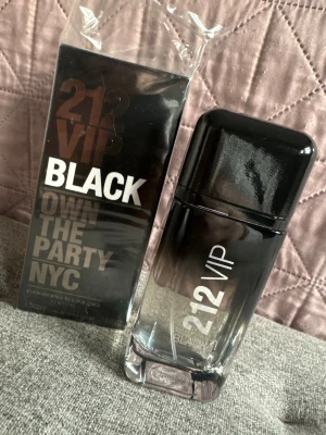Carolina Herrera 212 VIP Black parfym - Jag säljer parfym som på bilden. Jag rekommenderar den starkt. Var försiktig när du handlar. Returer är inte möjliga.