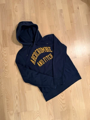 Abericrombie hoodie - Riktigt fet abercrombie hoodie med en vintage look. Den är i storlek S och den är helt utan några skavanker allts. Vid frågor om bilder eller liknande är det bara att fråga på😃💛