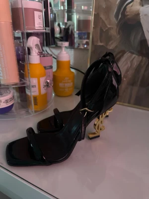 Zara klackskor  - Säljer dessa fina klackar eftersom de är för stora på mig💕