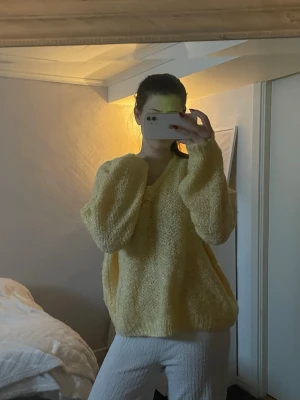 Ljus gul stickat - Använd litegrann men bra skick💕💕 Kontakta mig för fler bilder🤗🤗
