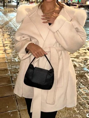 Alicia coat off - white - Alicia coat off - white från furstockholm❤️ pälsen är äkta, säljer den då den inte passar mig.