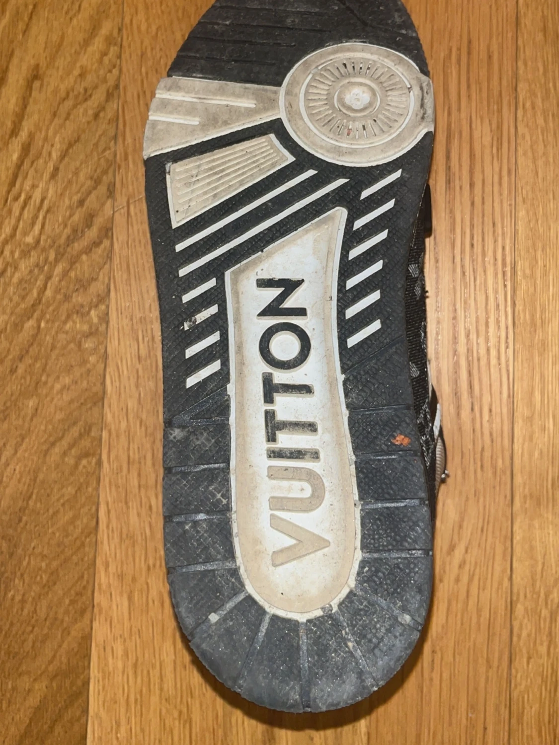 Louis Vuitton svartvita sneakers - 1