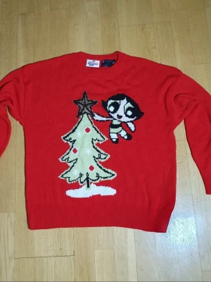 Stickad Powerpuffpinglorna Tröja | EU 38 - M / Medium - Stickad tröja med Powerpuff Girls på framsidan.  ASOS Design. EU 38 (Medium) (Mått finns på bilderna!) 100% akryl.  Se bilder.