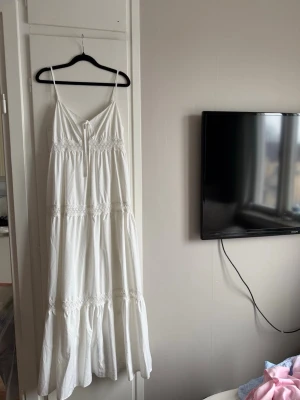 Vit långklänning med spetsdetaljer - Säljer en vit långklänning med spetsdetaöjer, perfekt midsommarklänning🤍