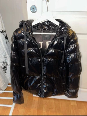 Guess jacka  - Har använt denna lite men då jag har gått ner i vikt passar den inte mig längre. Jackan är väldigt fin och passar bra till allt! Pris kan diskuteras