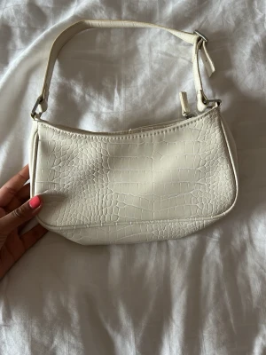 Söt väska från monki - Super söt väska som är praktisk! Köpt från monki💕