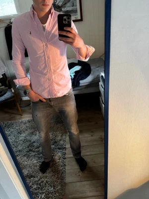 Ralph Lauren Skjorta - Snygg rosa Ralph Lauren skjorta | Kanon skick | Modellen på bilden är 182 och väger 70 kg | P084