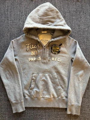 Abercrombie & Fitch hoodie  - Säljer en sällsynt Abercrombie & fitch hoodie. Skick 8/10 | 3 mindre defekter vid vänstra sidan |  St M | passar perfekt nu till våren | obs kan gå ner i pris vid snabb affär! Frakt samma dag ⚜️ 