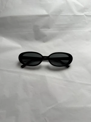 Svarta ovala solglasögon - Helt nya har aldrig kommit till användning