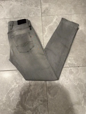 Replay jeans - Snygga grå jeans från Replay. Tillverkade i mjukt denimtyg som ger en skön passform och modern look. Storleken är i W29.