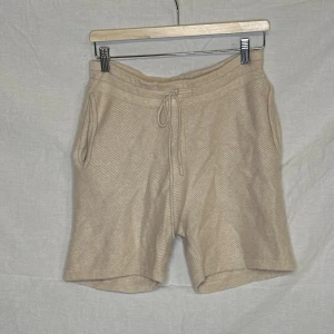 Soft goat shorts 100% kaschmir - Shorts från Soft Goat. Enligt lappen storlek L men skulle uppskatta det mer som en M