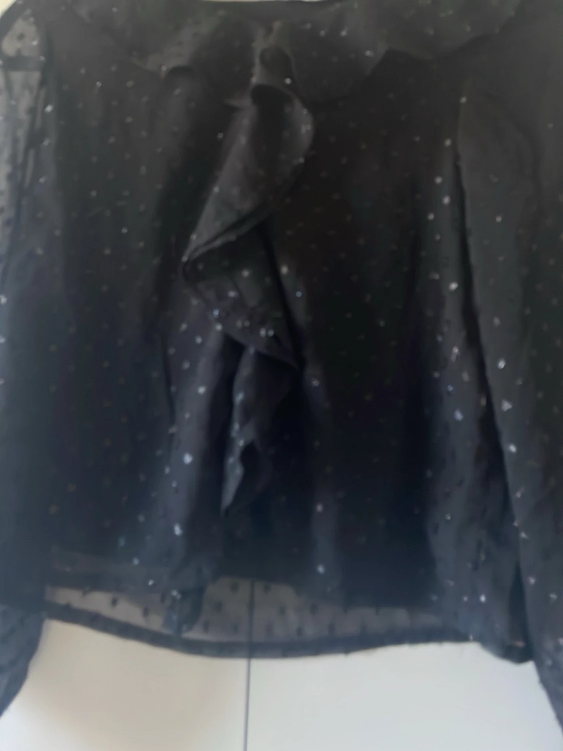 Svart transparent blus med volang - 1