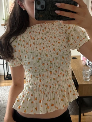 Blus  - Supersöt blus från H&M!! Helt ny utan prislapp!!