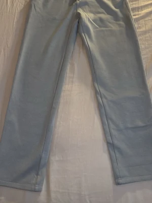 Ljusgrå mjukisbyxor från Zara - Säljer ett par ljusgrå chino/mjukisbyxor från Zara med rak passform och resår i midjan. Byxorna är tillverkade i ett mjukt och bekvämt material som passar perfekt för chill dagar. Klassisk design utan synliga loggor eller tryck.