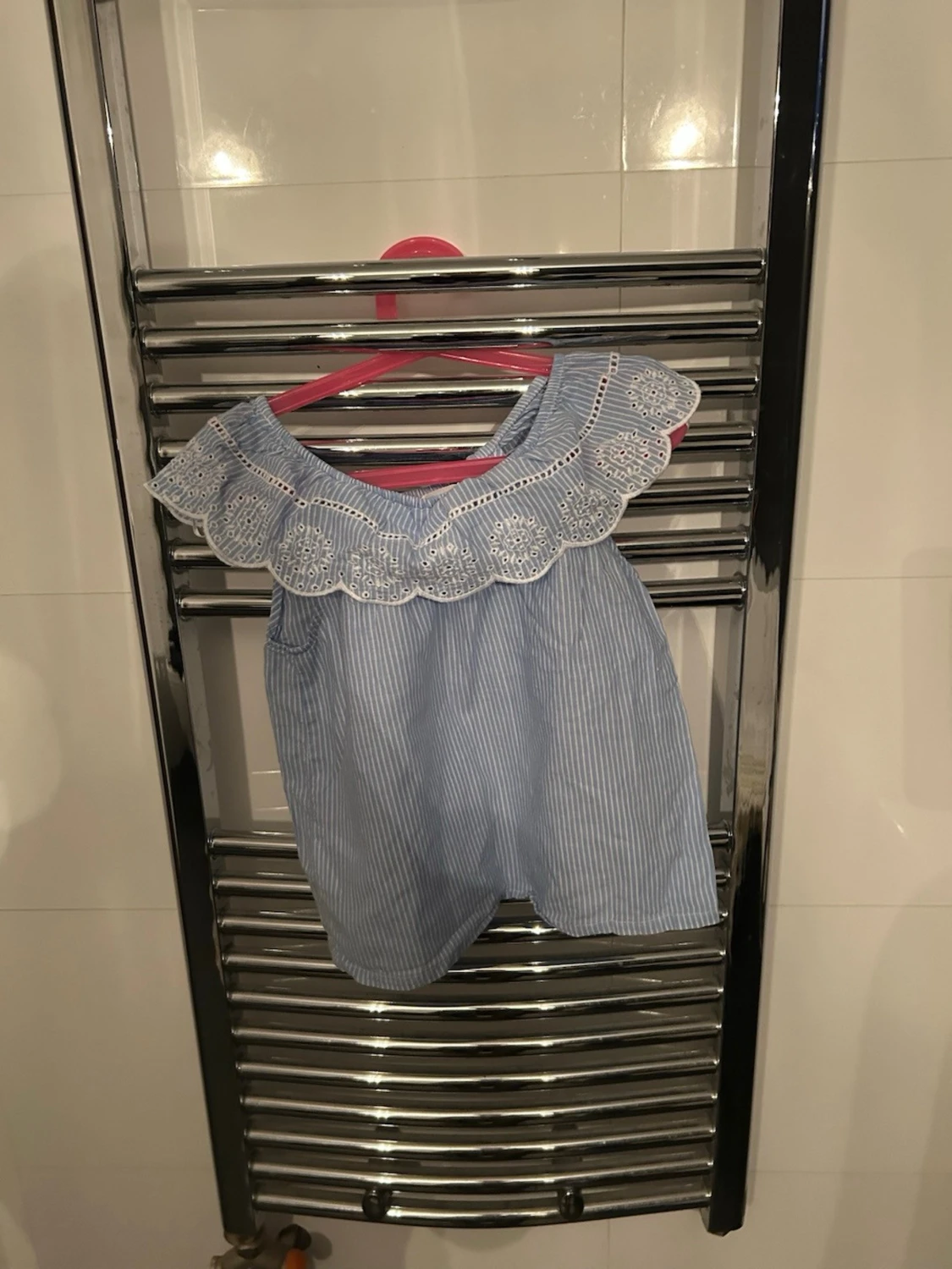 Blåvit randig ärmlös blus med spets - 2