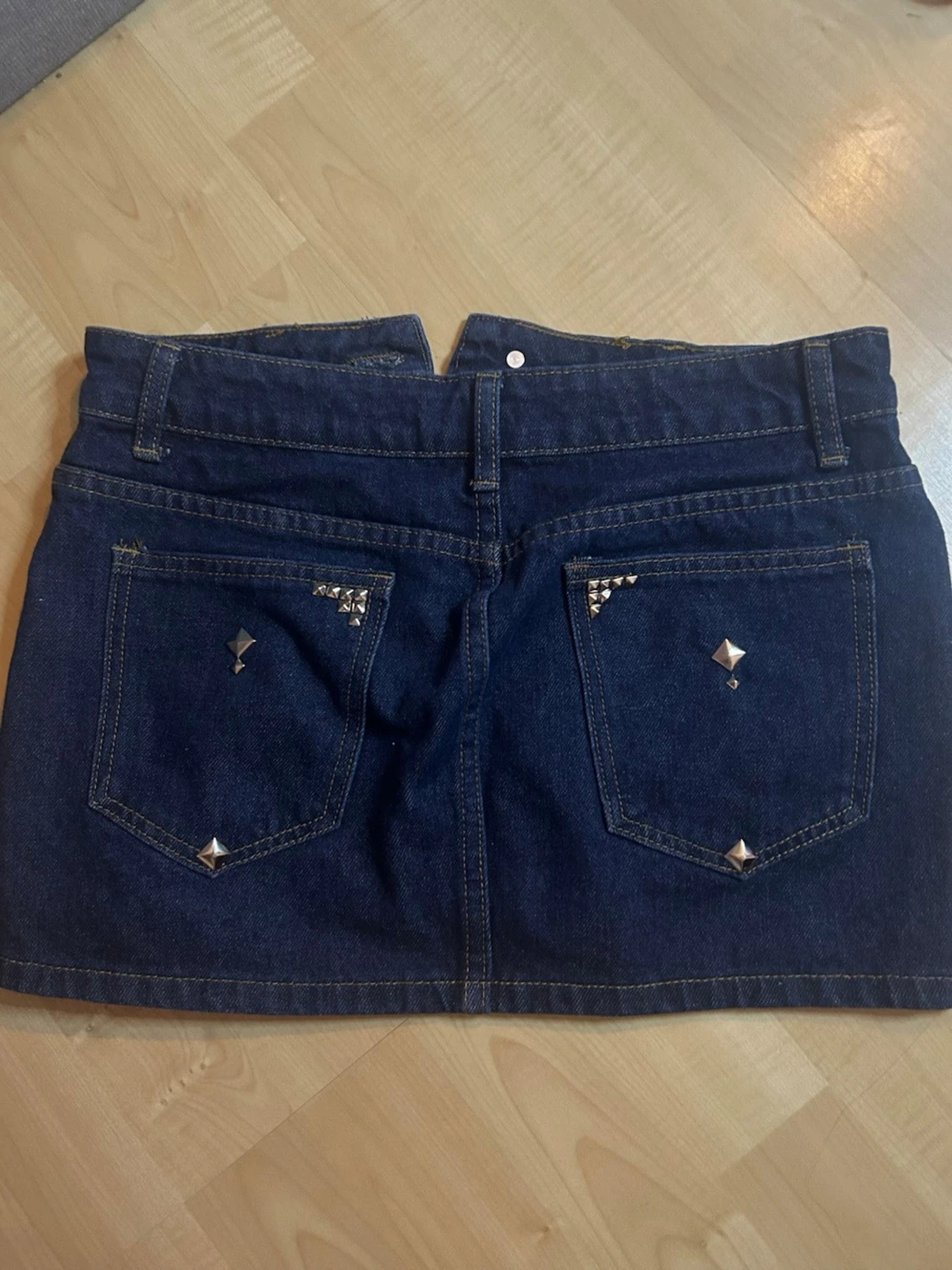 Mörkblå jeanskjol med nitar - 1