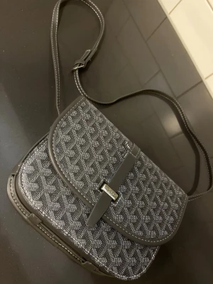 Grå axelväska  - Helt ny och oanvänd CD tröja jätte fin grå färg, passar perfekt in för våren, den passar dig som är mellan 172-177