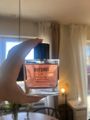 HOTSHOT parfym Linn Ahlborg x Nordicfeel - HOTSHOT Eau de Parfum från Linn Ahlborg x Nordicfeel. 50ml se mängd kvar 💕