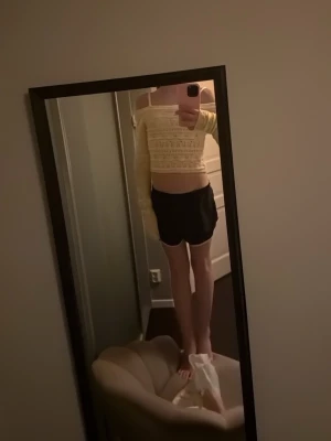 Gul virkad croppad långärmad topp - Säljer en ljusgul croppad topp med lång ärm och virkad spetsdetalj. Toppen har en offshoulder-design och är perfekt för sommarens alla tillfällen. Materialet känns luftigt och lätt, och den har ett unikt mönster som sticker ut.