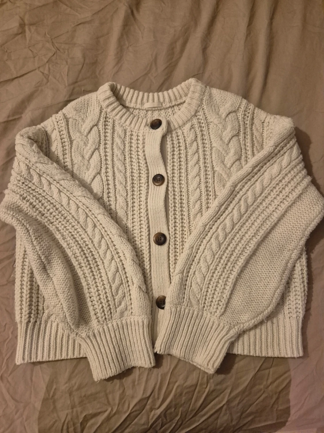 Krämvit kabelstickad kofta med fickor S - 1