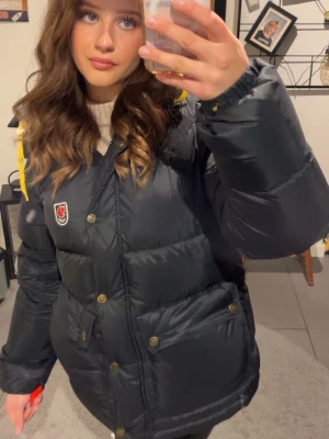 Fjällräven jacka - Jacka från Fjällräven, storlek S. Fint skick då jag behandlat den som min bebisss. Kan tänka mig sälja för rätt pris. 💖