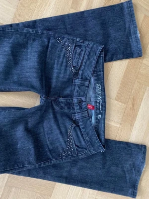 Bootcut jeans - Jag säljer mina ascoola vintage Guess jeans!! Inga defekter🤩 midjemått: 41cm rakt över!    Innerbenet: 81cm