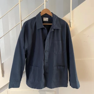 Colorful Standard - En overshirt av riktigt bra kvalitet från Colorful Standard. Endast använd ett fåtal gånger. Skriv gärna till mig vid eventuella frågor🏄‍♂️